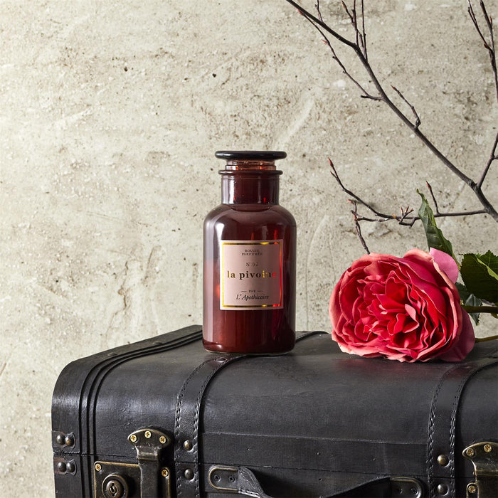 1 piece - CHIC APOTHECARY SCENTED CANDLE H16.5CM M12 - for color option contact us on 03 46 45 47